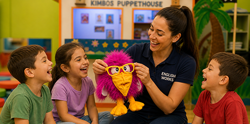 Niños aprendiendo inglés con marionetas
